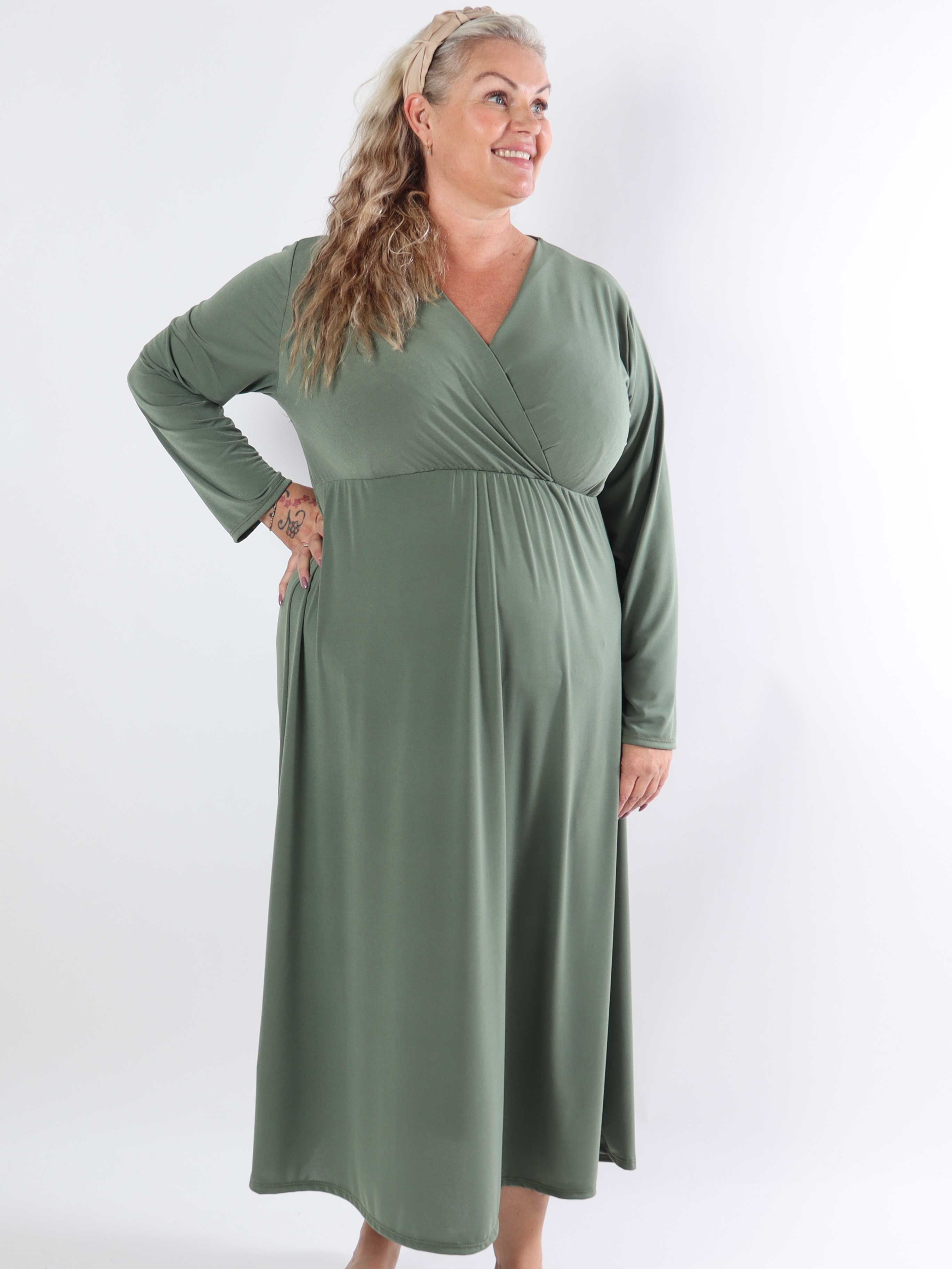 Nelly Plain - Elastisk plus size ensfarvet kjole i viskose